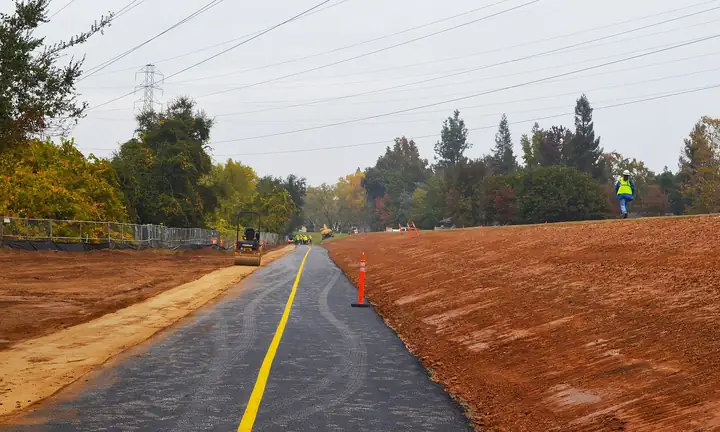 A view of the newly repaved American River Parkway trail (8201719300)